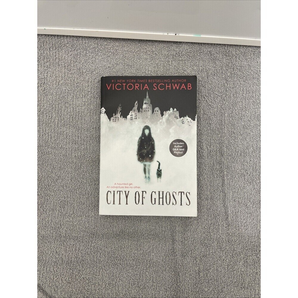 City of Ghosts;‎ 1 - paperback, Victoria Schwab, 9781338111026.